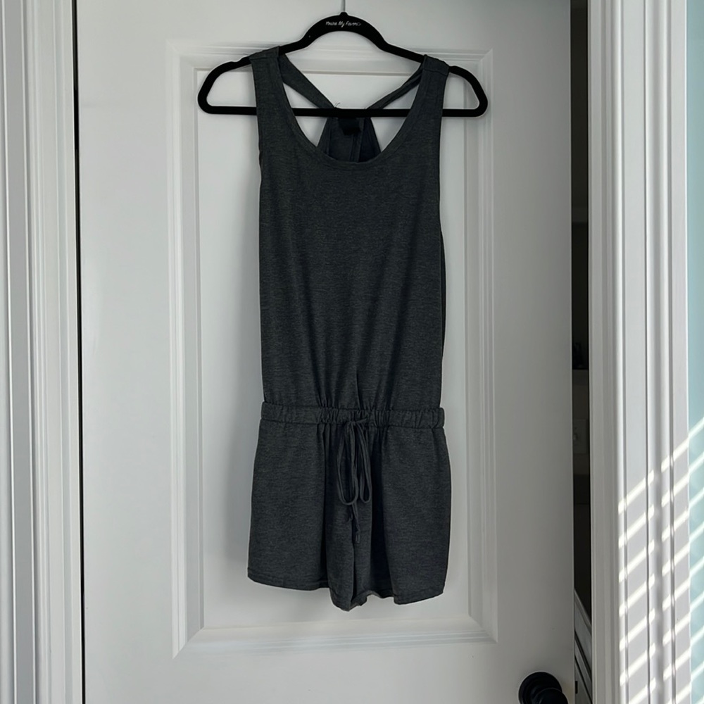 Adjustable grey roper with cool back! Size S